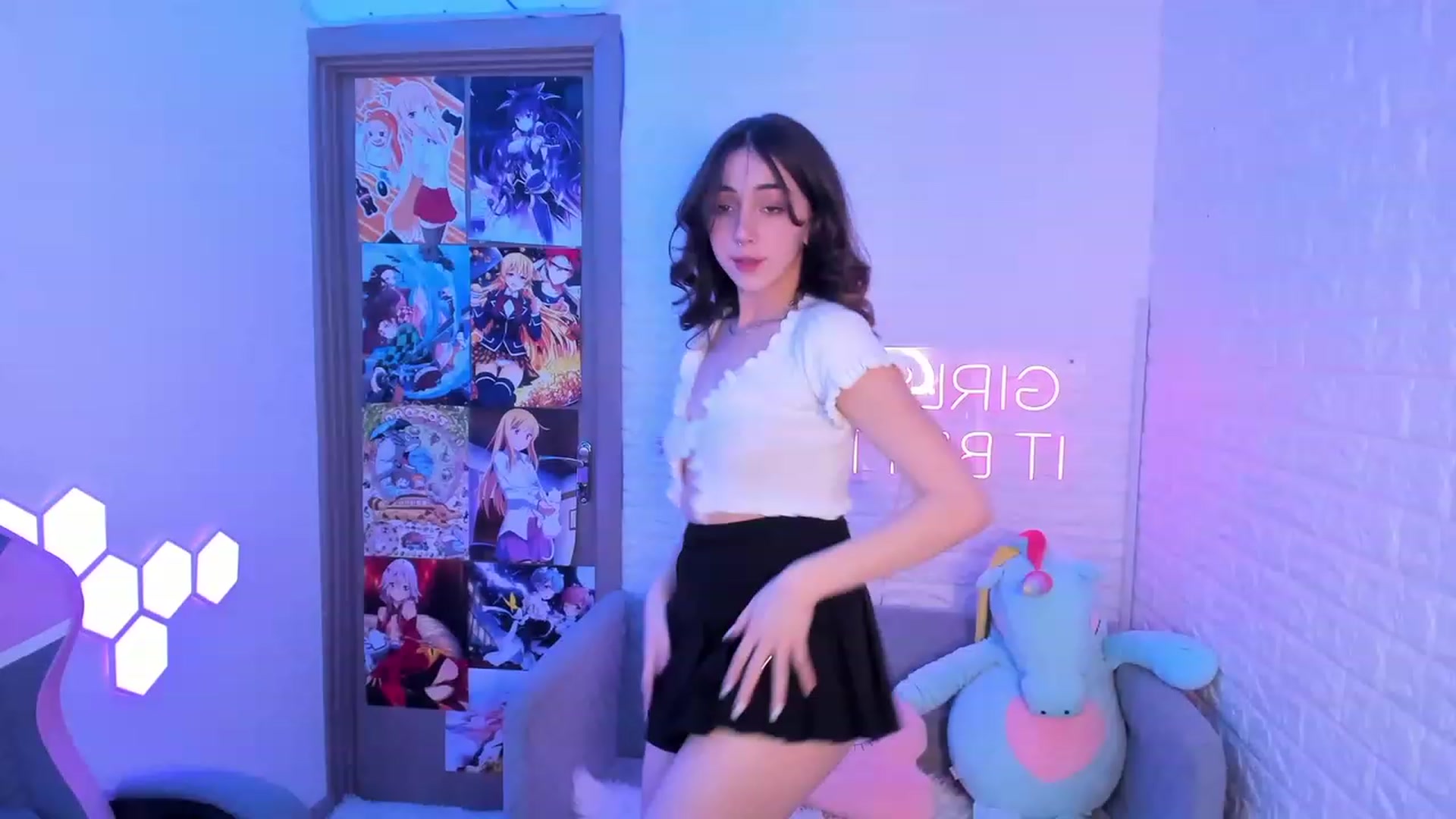 Gallery image thumbnail from ElsaYoung's myfreecams stream on, 02/17/2023, 13:34 image 10 of 20
