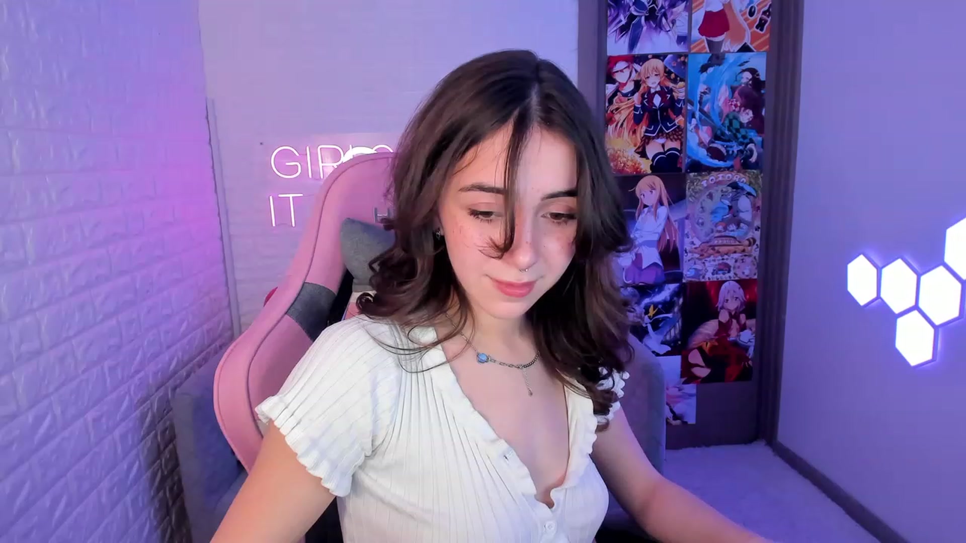 Gallery image thumbnail from ElsaYoung's myfreecams stream on, 02/18/2023, 14:41 image 8 of 20