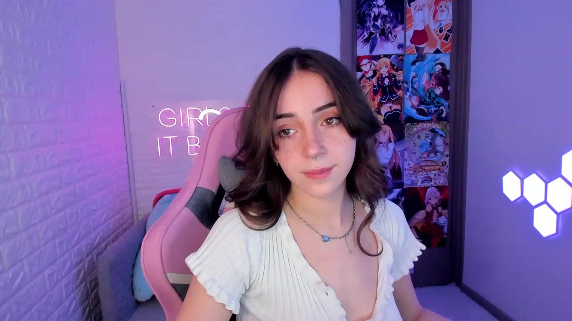 Gallery image thumbnail from ElsaYoung's myfreecams stream on, 02/18/2023, 14:41 image 4 of 20