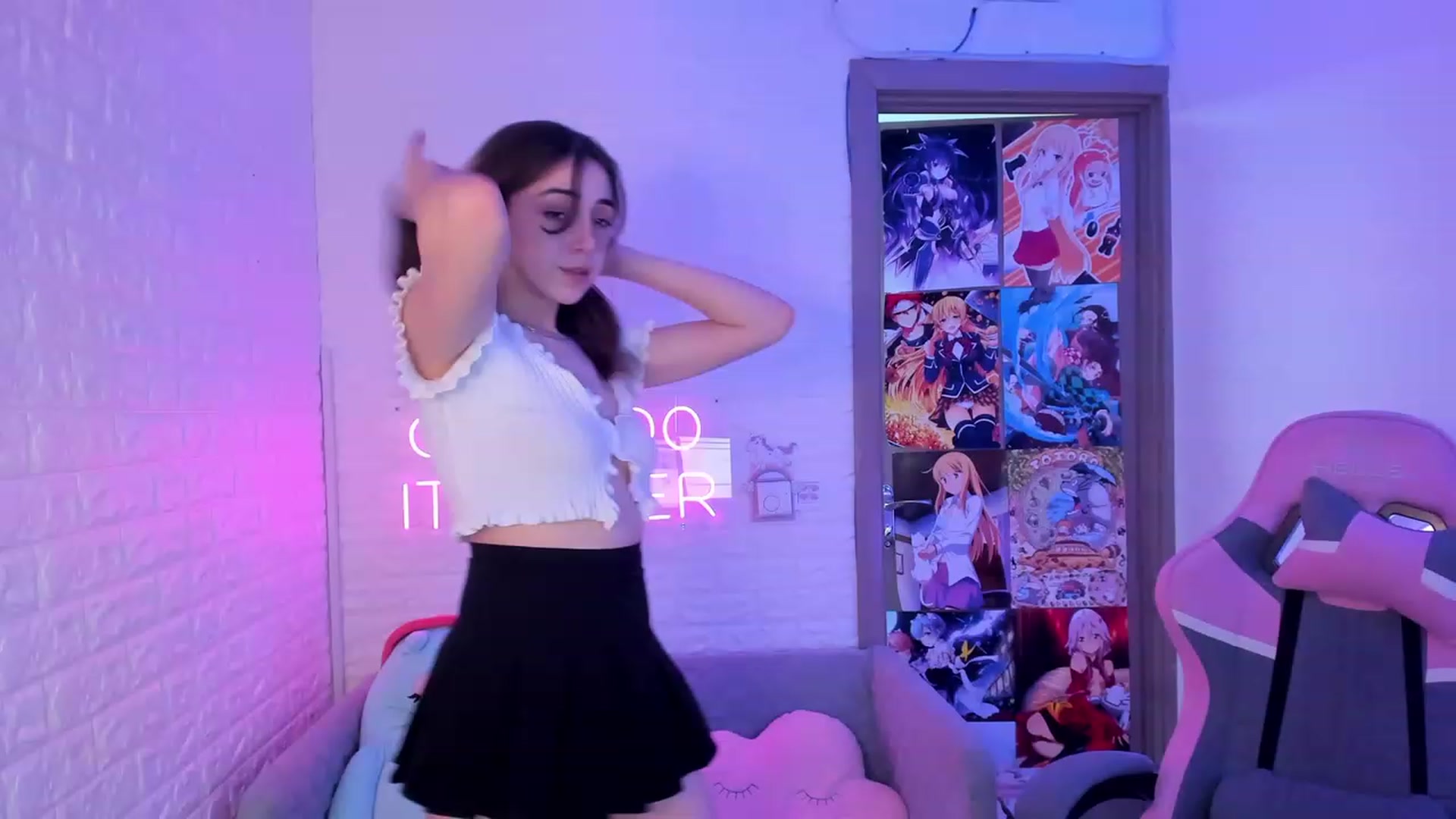 Gallery image thumbnail from ElsaYoung's myfreecams stream on, 02/18/2023, 15:39 image 12 of 20
