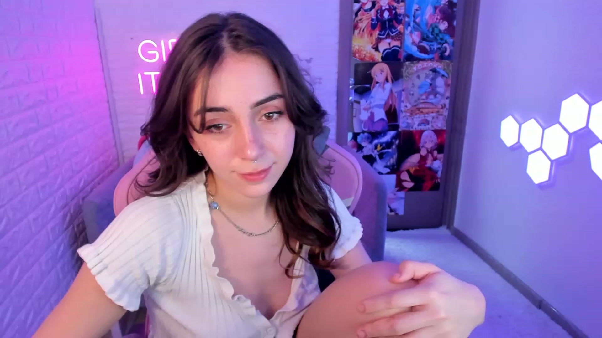 Gallery image thumbnail from ElsaYoung's myfreecams stream on, 02/18/2023, 15:39 image 7 of 20