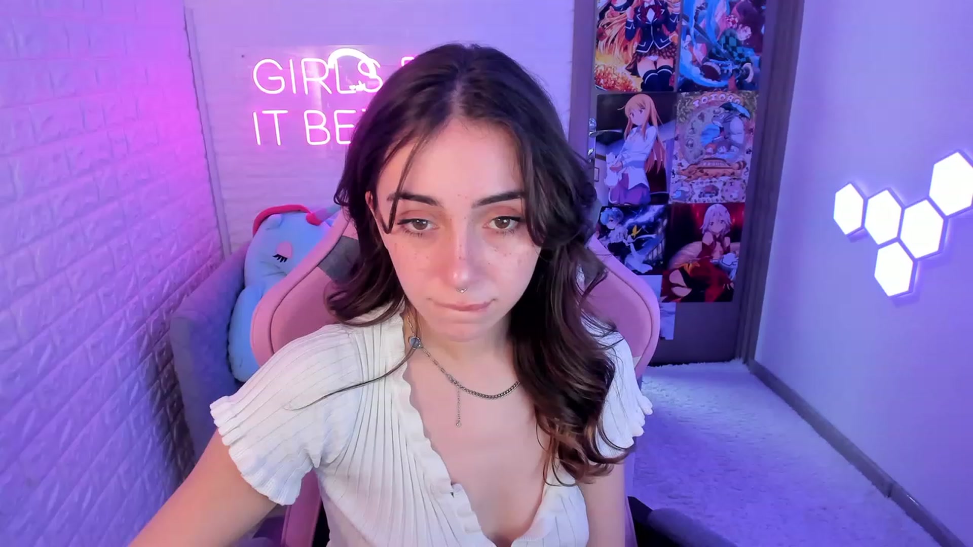 Gallery image thumbnail from ElsaYoung's myfreecams stream on, 02/18/2023, 16:00 image 1 of 20
