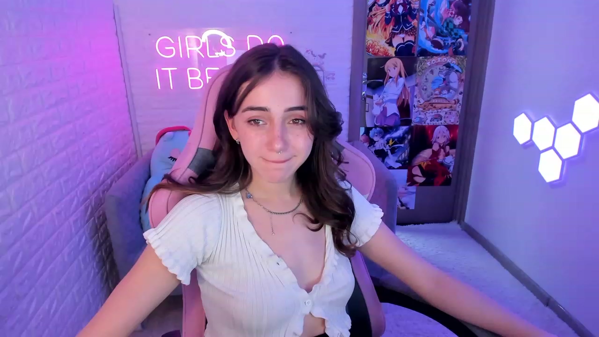 Gallery image thumbnail from ElsaYoung's myfreecams stream on, 02/18/2023, 16:00 image 15 of 20
