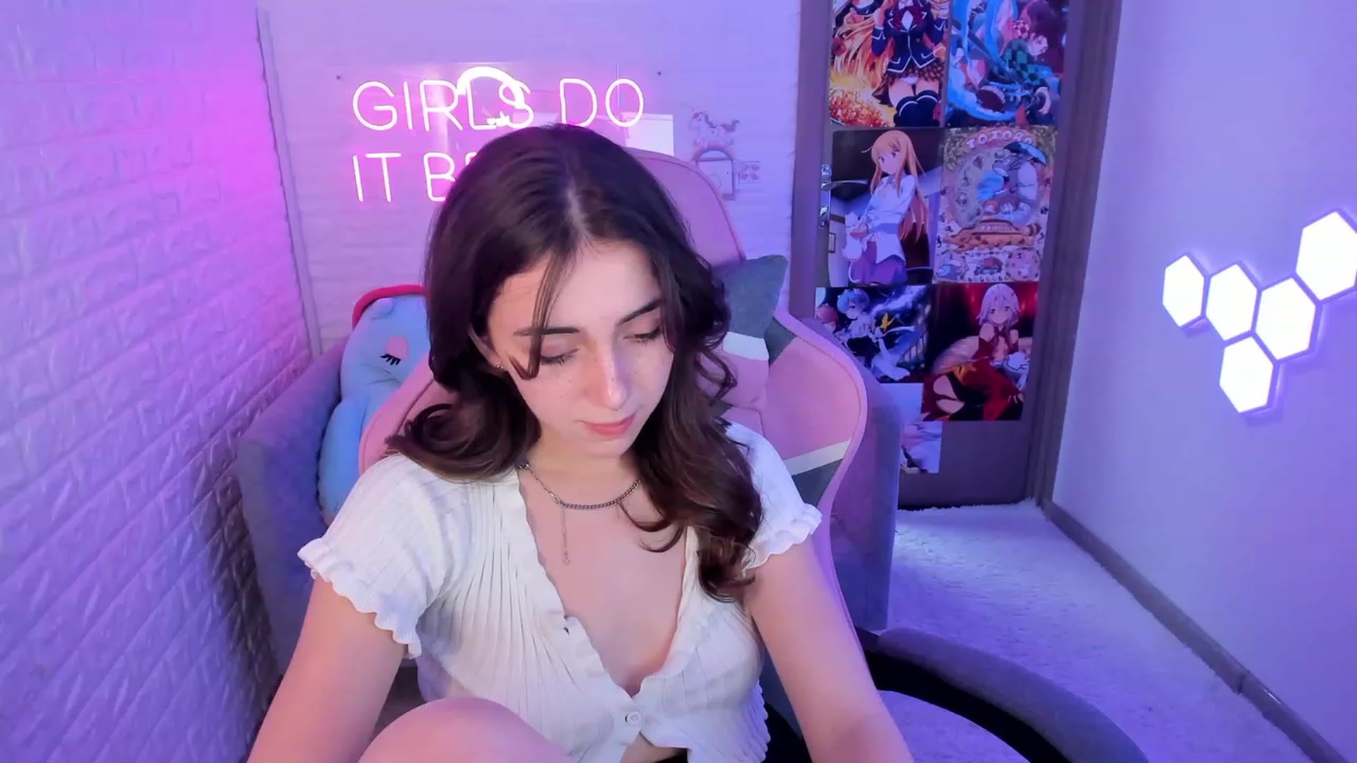 Gallery image thumbnail from ElsaYoung's myfreecams stream on, 02/18/2023, 16:00 image 18 of 20
