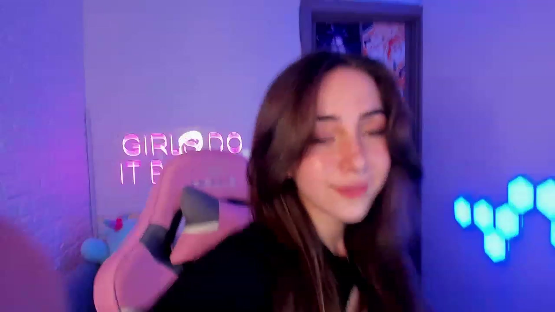 Gallery image thumbnail from ElsaYoung's myfreecams stream on, 02/19/2023, 14:31 image 9 of 20