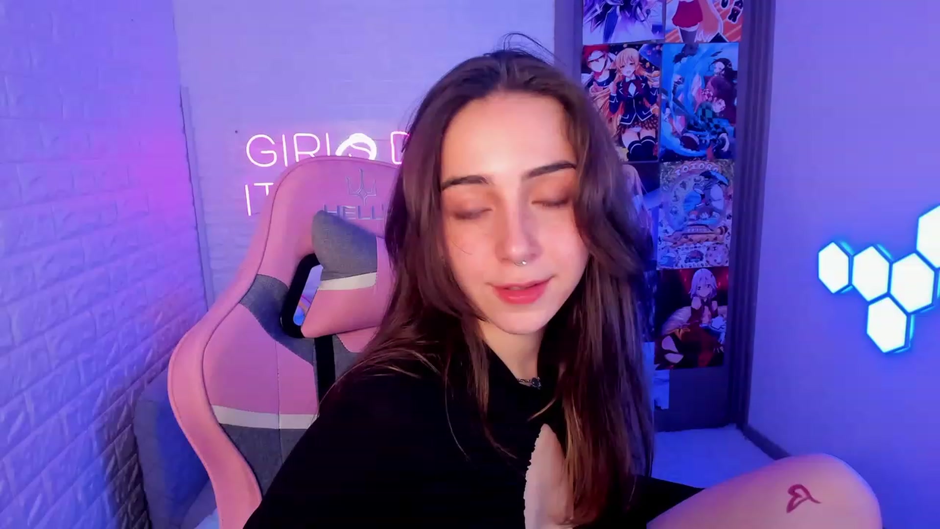 Gallery image thumbnail from ElsaYoung's myfreecams stream on, 02/19/2023, 19:23 image 12 of 20