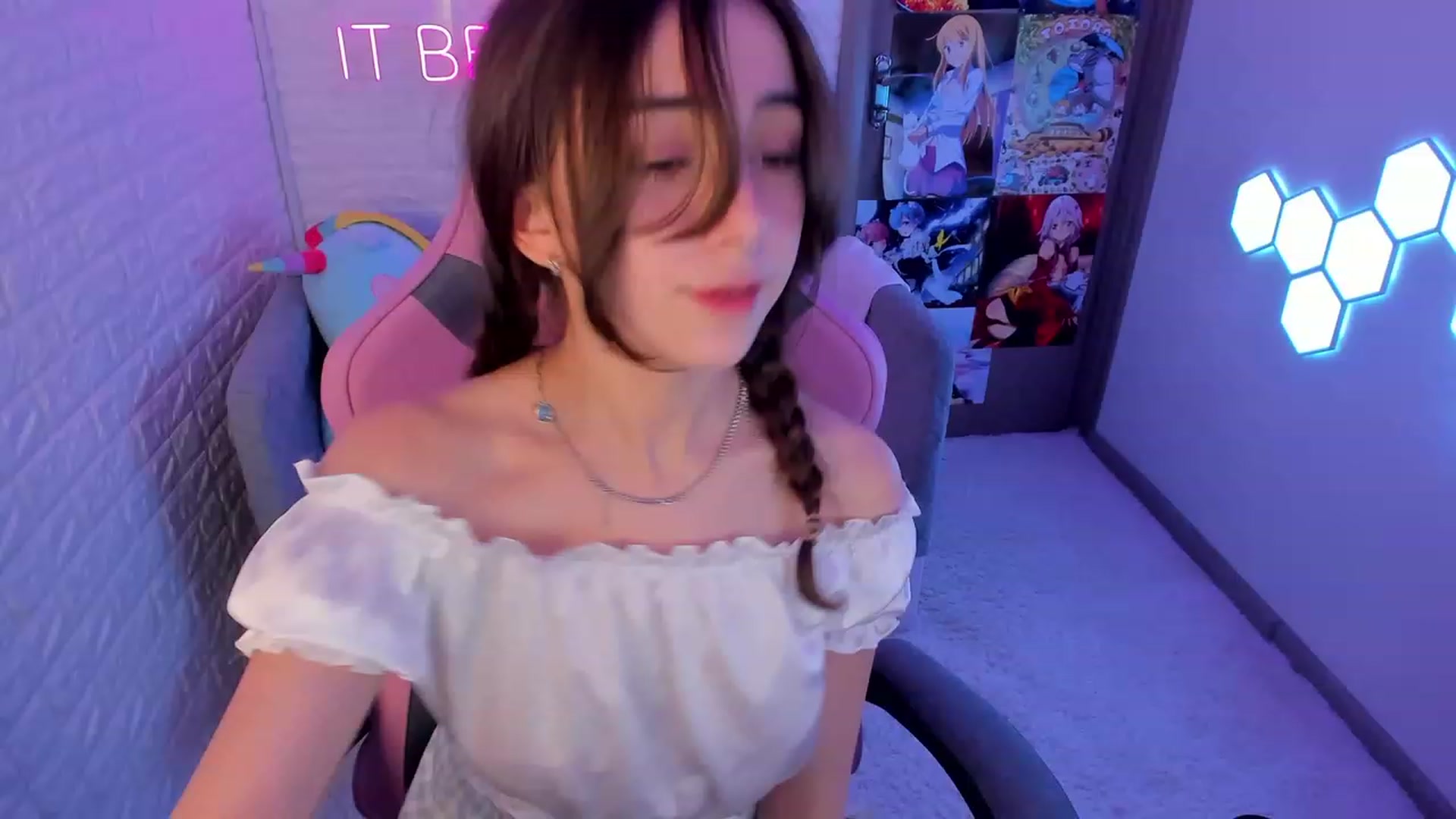 Gallery image thumbnail from ElsaYoung's myfreecams stream on, 02/22/2023, 14:42 image 12 of 20