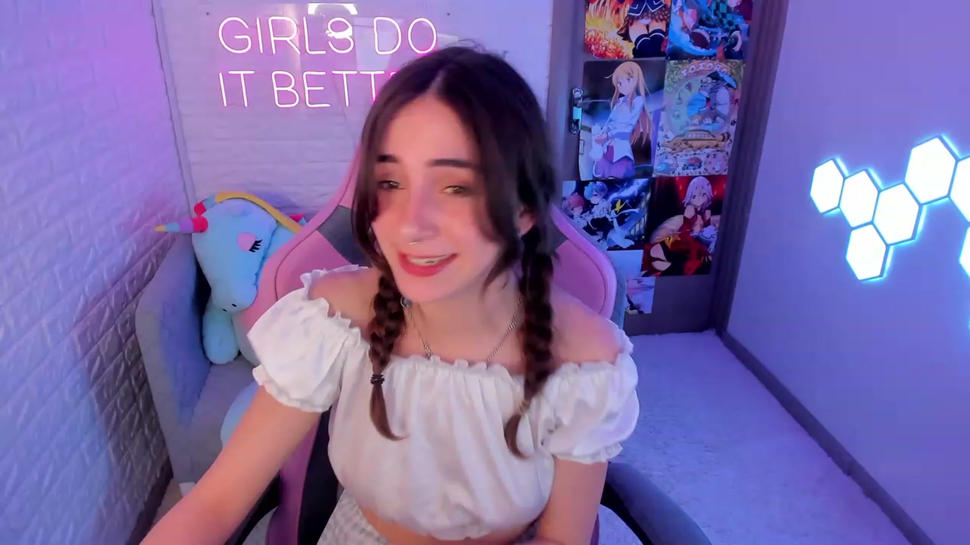 Gallery image thumbnail from ElsaYoung's myfreecams stream on, 02/22/2023, 17:40 image 10 of 20