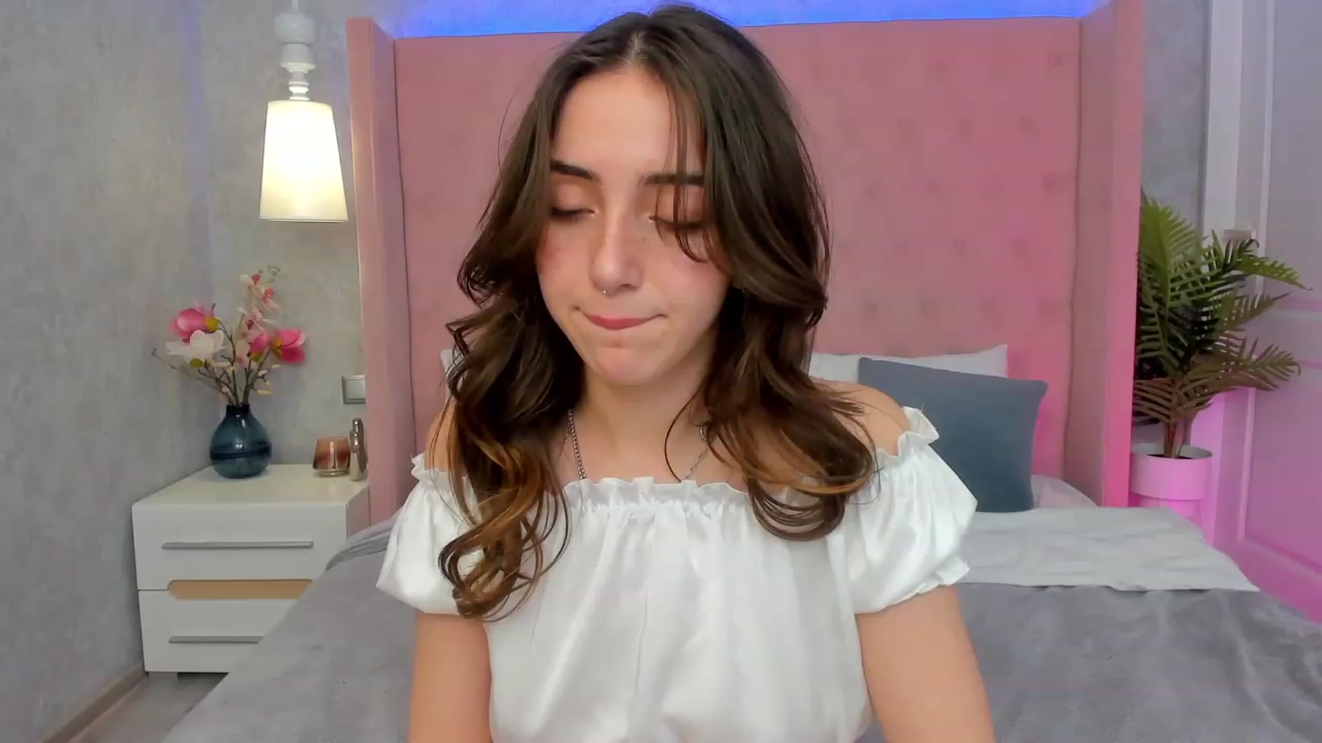 Gallery image thumbnail from ElsaYoung's myfreecams stream on, 02/25/2023, 14:06 image 12 of 20