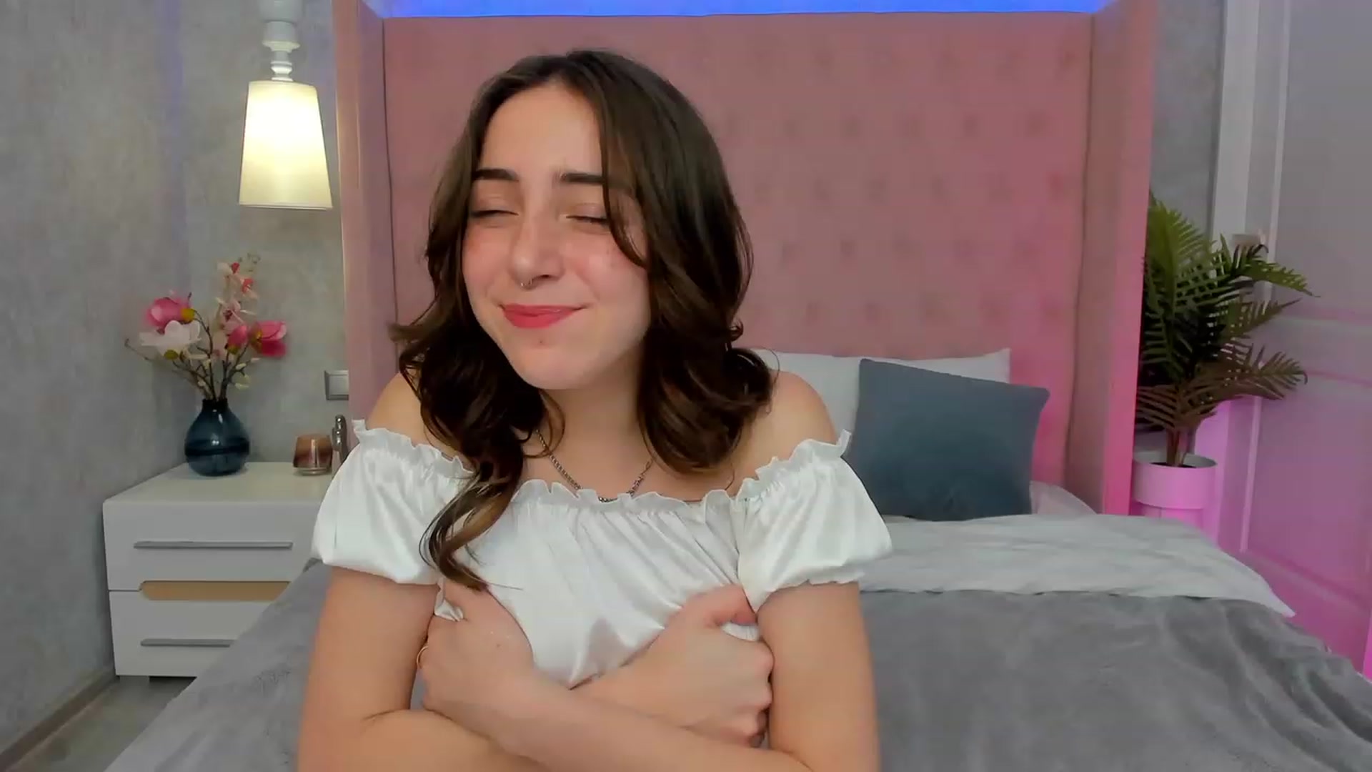 Gallery image thumbnail from ElsaYoung's myfreecams stream on, 02/25/2023, 14:06 image 6 of 20