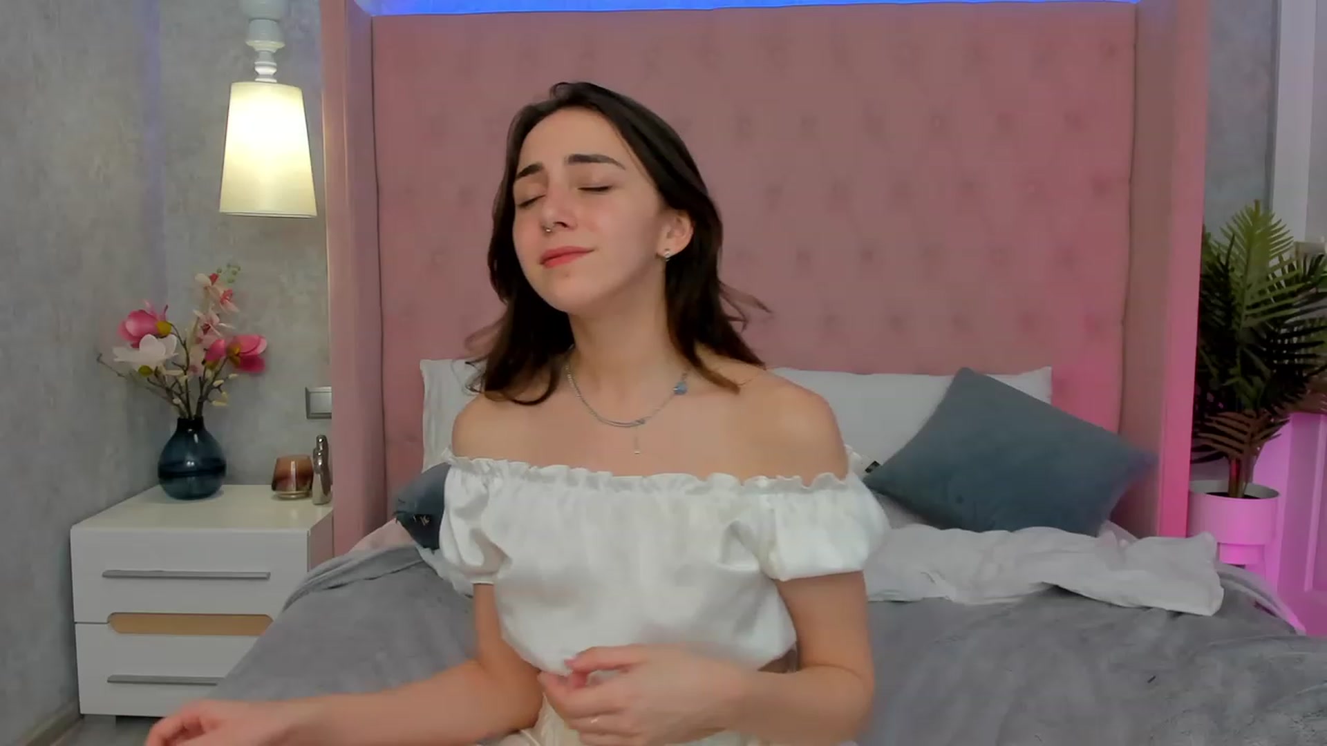 Gallery image thumbnail from ElsaYoung's myfreecams stream on, 02/25/2023, 19:26 image 16 of 20