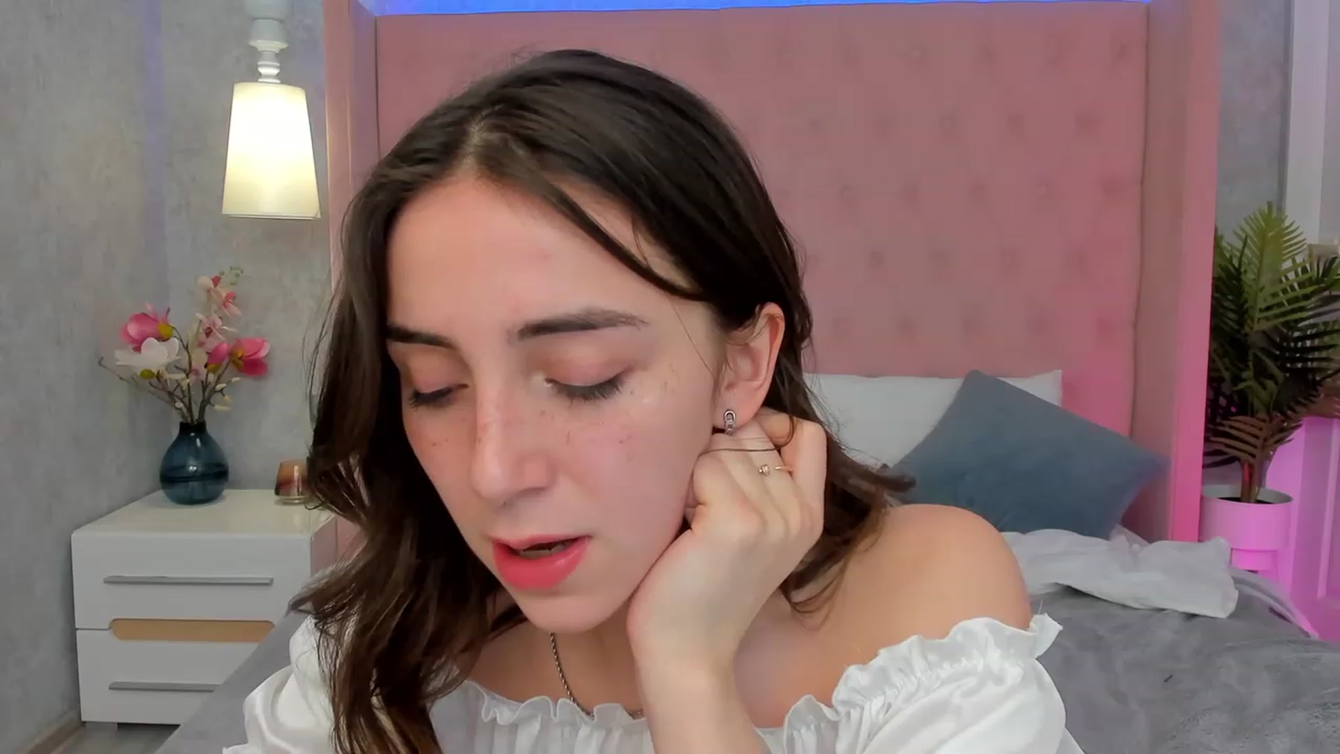 Gallery image thumbnail from ElsaYoung's myfreecams stream on, 02/25/2023, 19:26 image 4 of 20