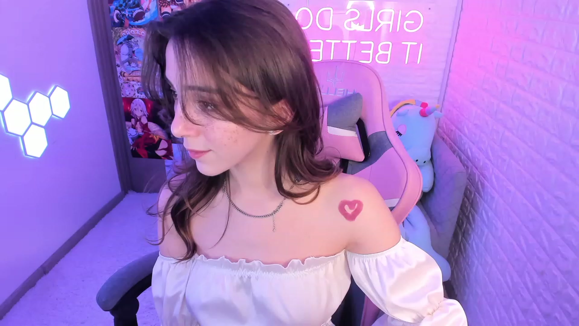 Gallery image thumbnail from ElsaYoung's myfreecams stream on, 03/01/2023, 17:01 image 17 of 20