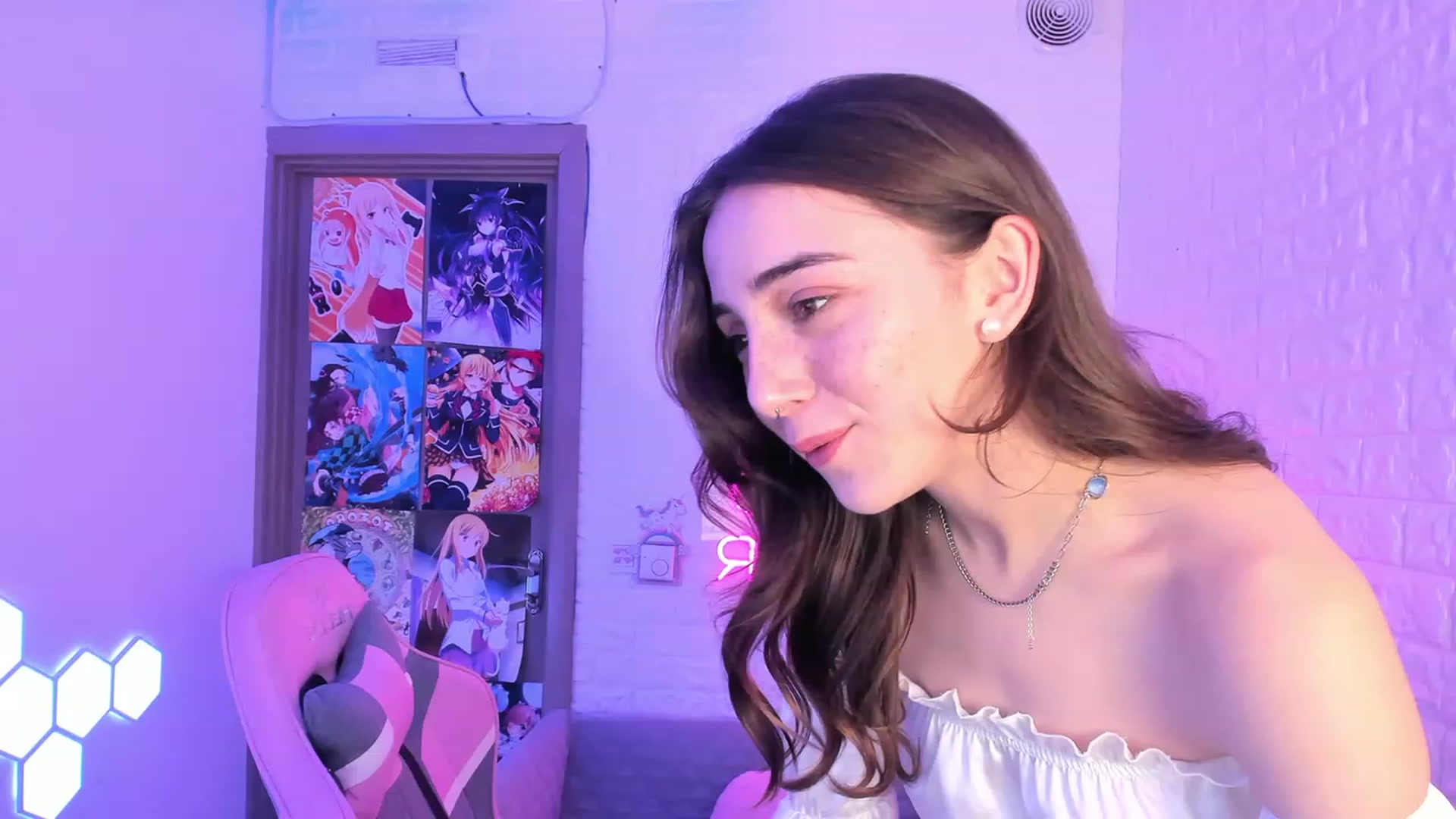 Gallery image thumbnail from ElsaYoung's myfreecams stream on, 03/01/2023, 17:01 image 10 of 20