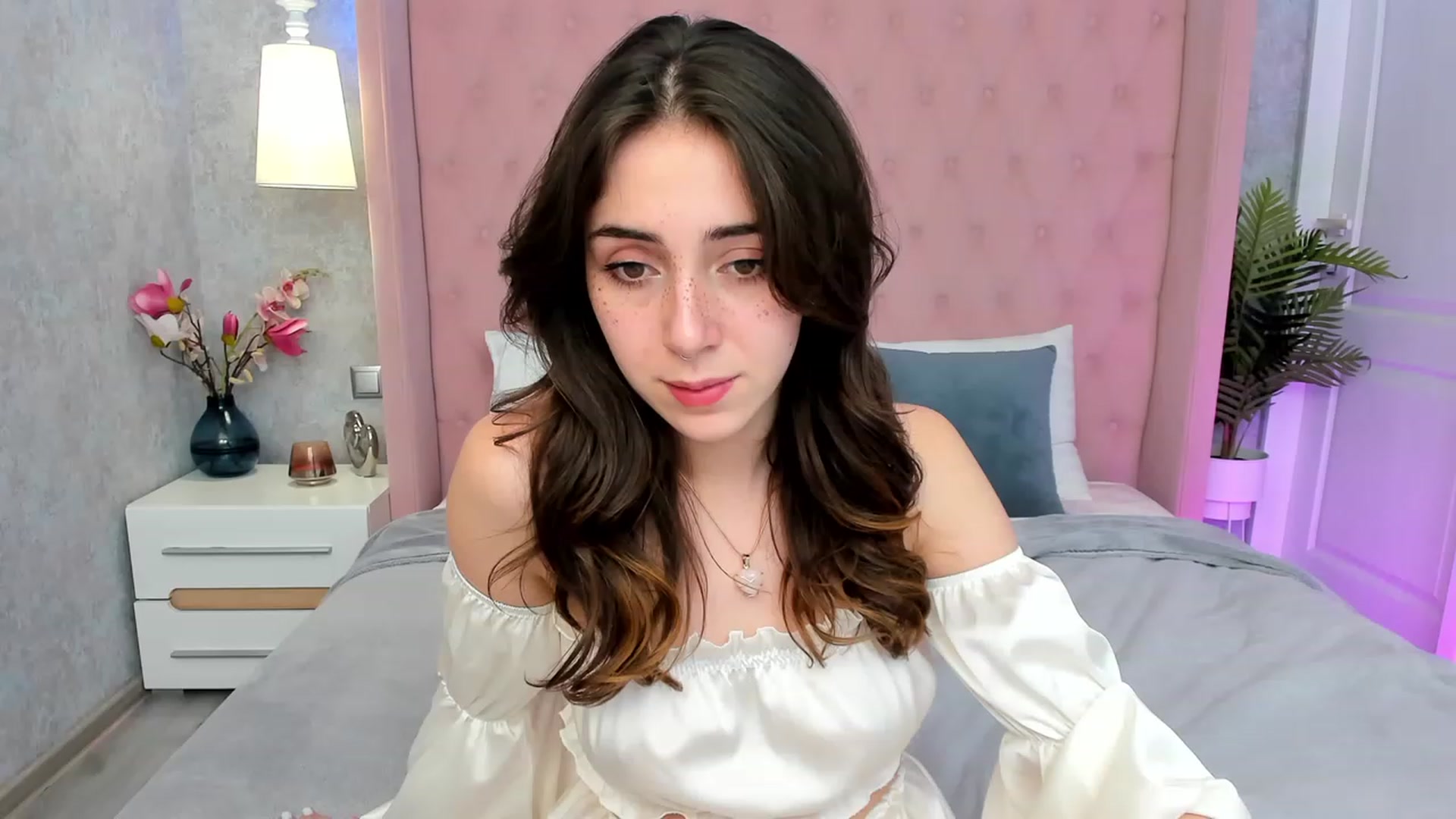 Gallery image thumbnail from ElsaYoung's myfreecams stream on, 03/04/2023, 17:10 image 10 of 20