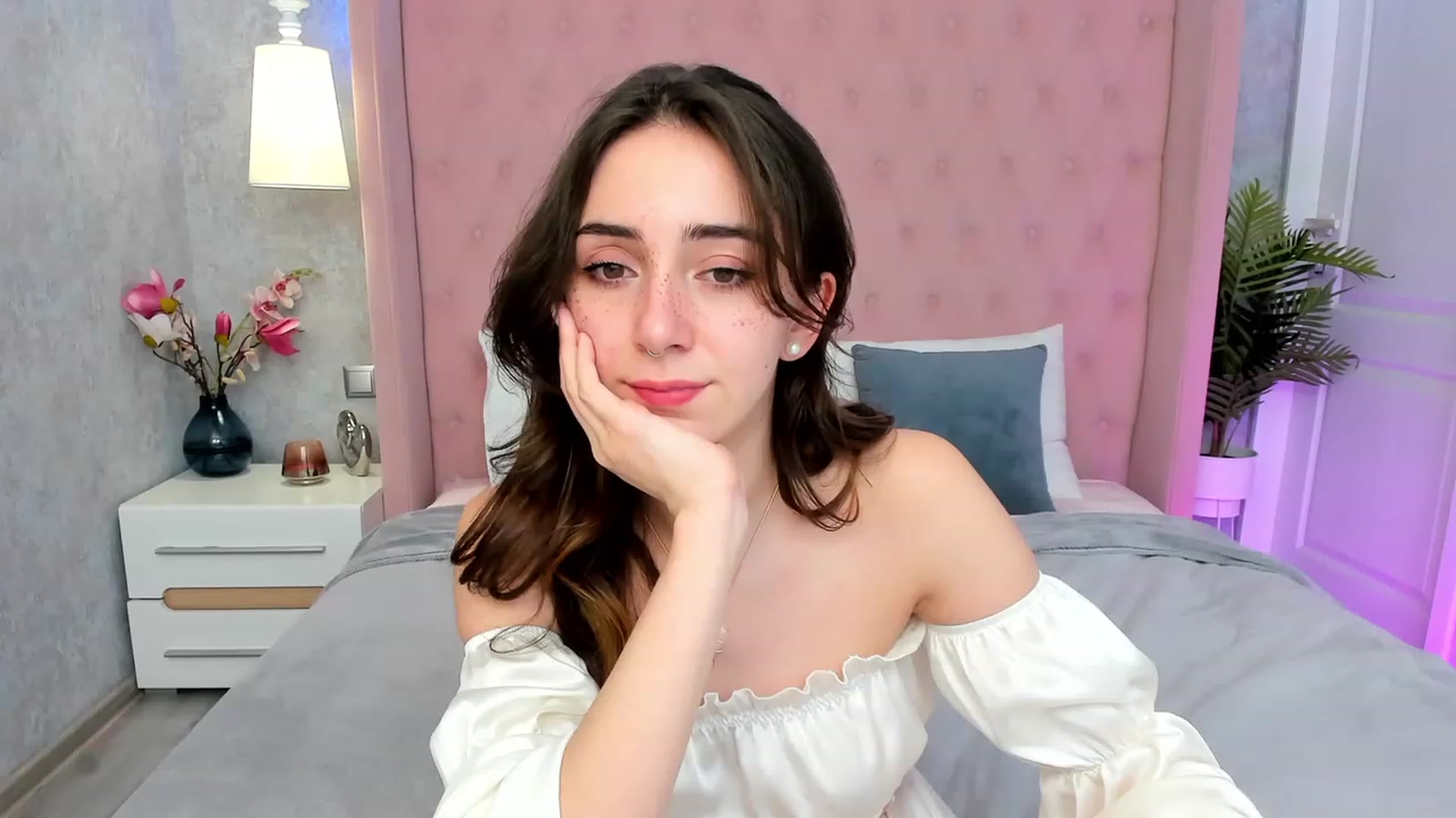 Gallery image thumbnail from ElsaYoung's myfreecams stream on, 03/04/2023, 17:10 image 7 of 20