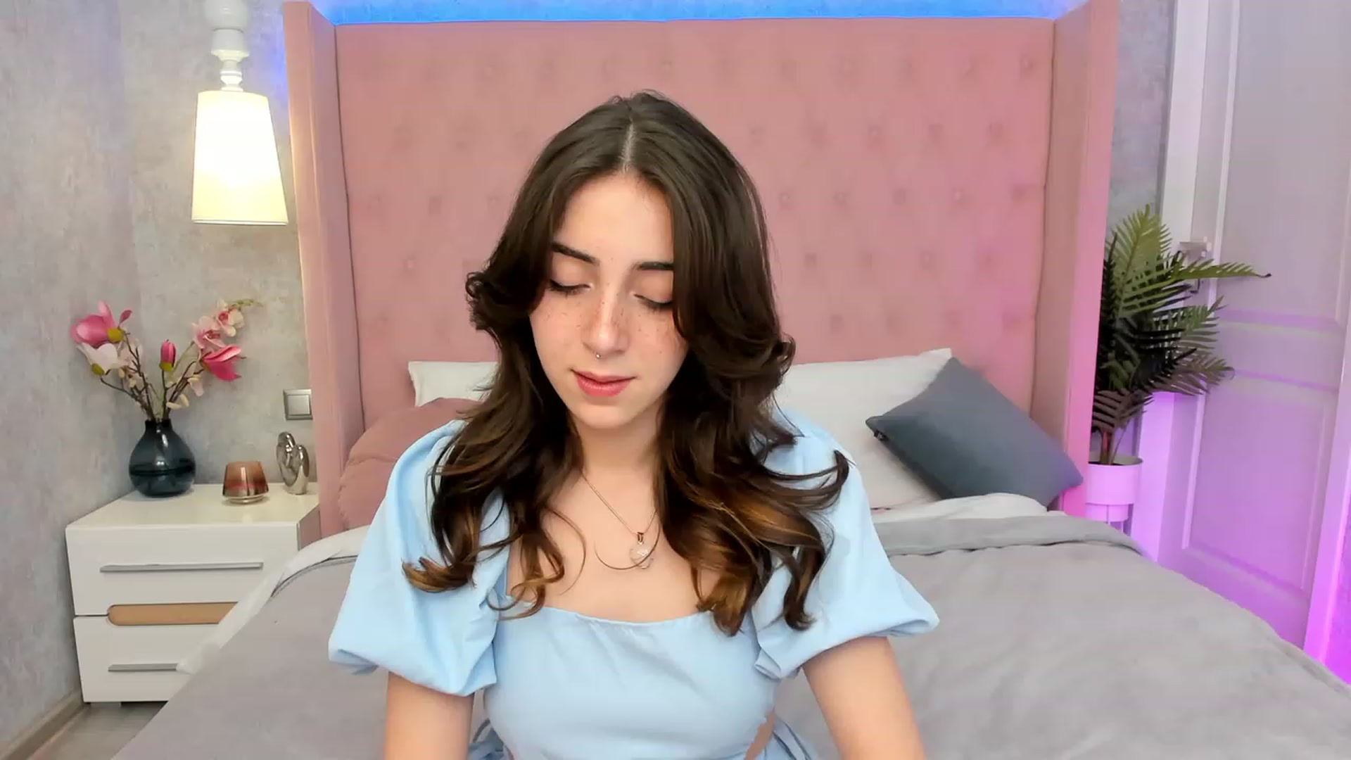Gallery image thumbnail from ElsaYoung's myfreecams stream on, 03/05/2023, 13:59 image 10 of 20