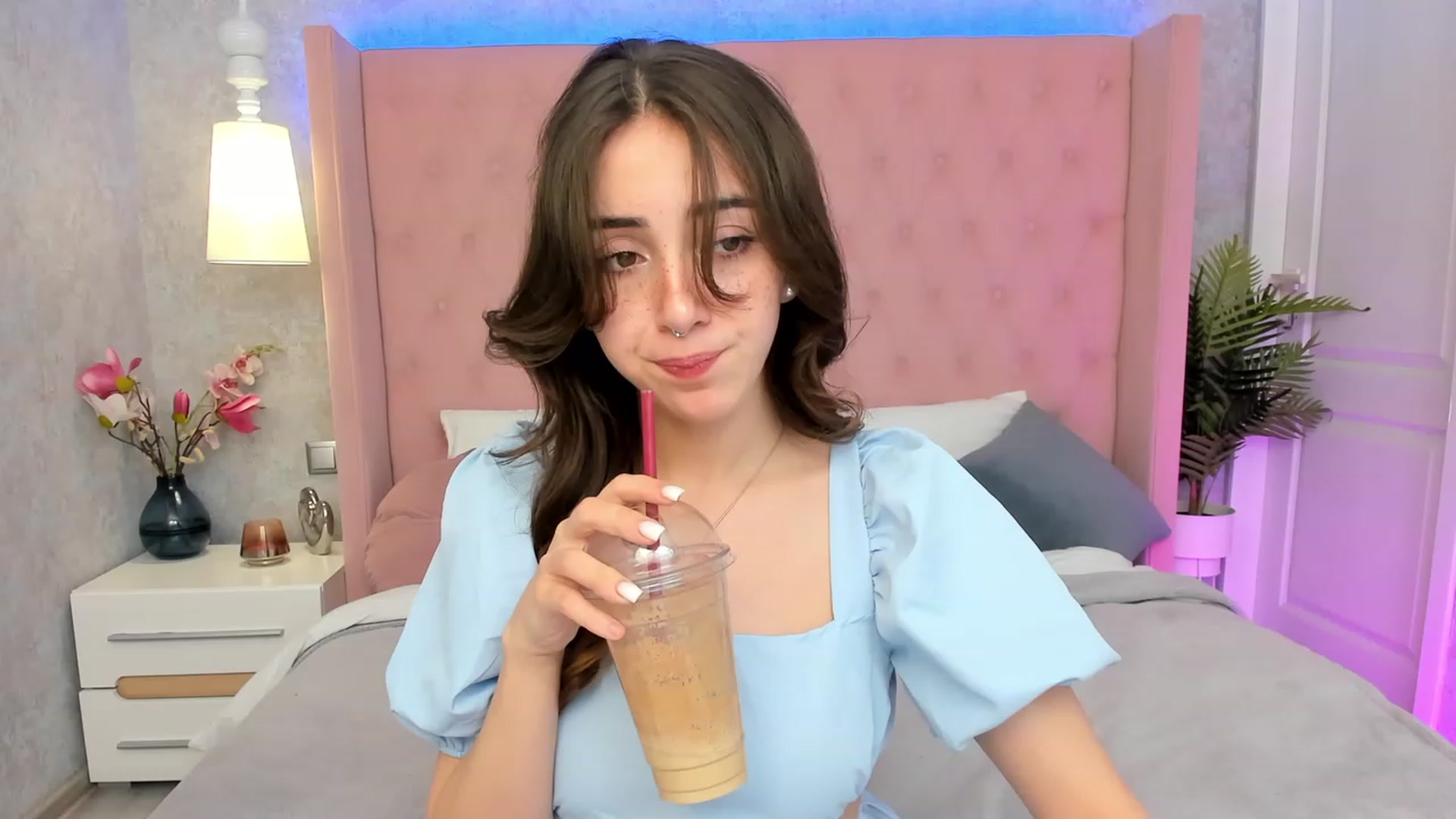 Gallery image thumbnail from ElsaYoung's myfreecams stream on, 03/05/2023, 14:37 image 12 of 20