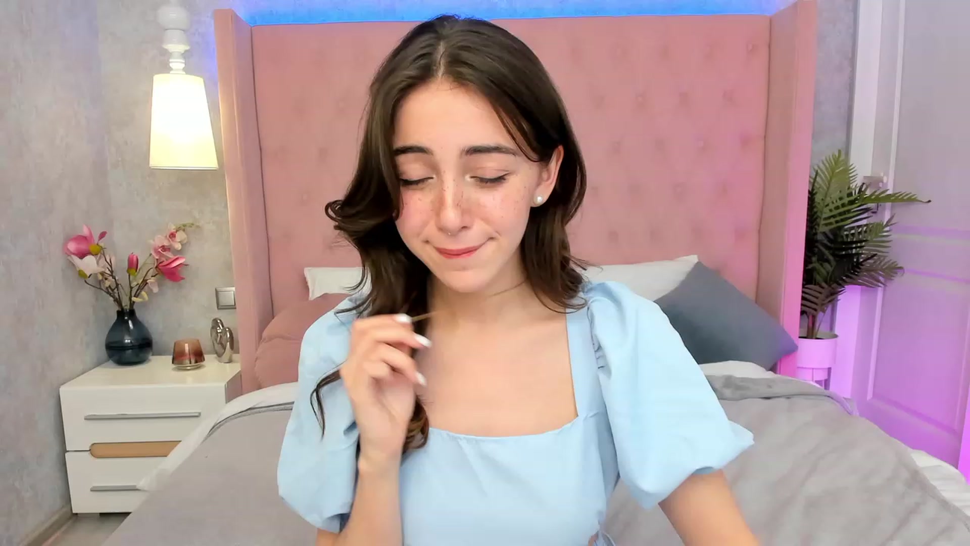 Gallery image thumbnail from ElsaYoung's myfreecams stream on, 03/05/2023, 15:24 image 9 of 20