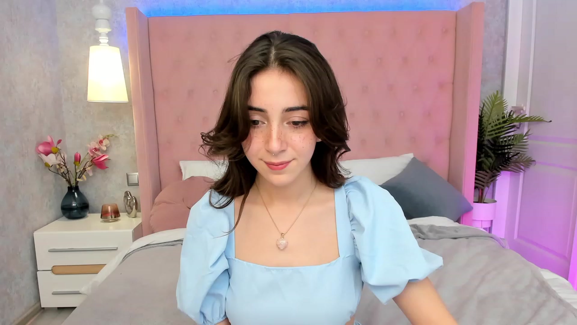 Gallery image thumbnail from ElsaYoung's myfreecams stream on, 03/05/2023, 15:24 image 13 of 20