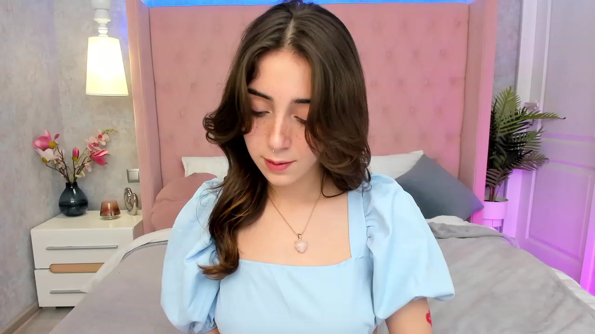 Gallery image thumbnail from ElsaYoung's myfreecams stream on, 03/05/2023, 16:31 image 13 of 20