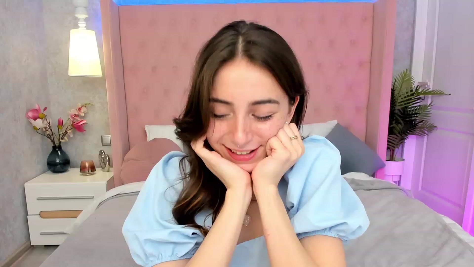 Gallery image thumbnail from ElsaYoung's myfreecams stream on, 03/05/2023, 16:31 image 10 of 20