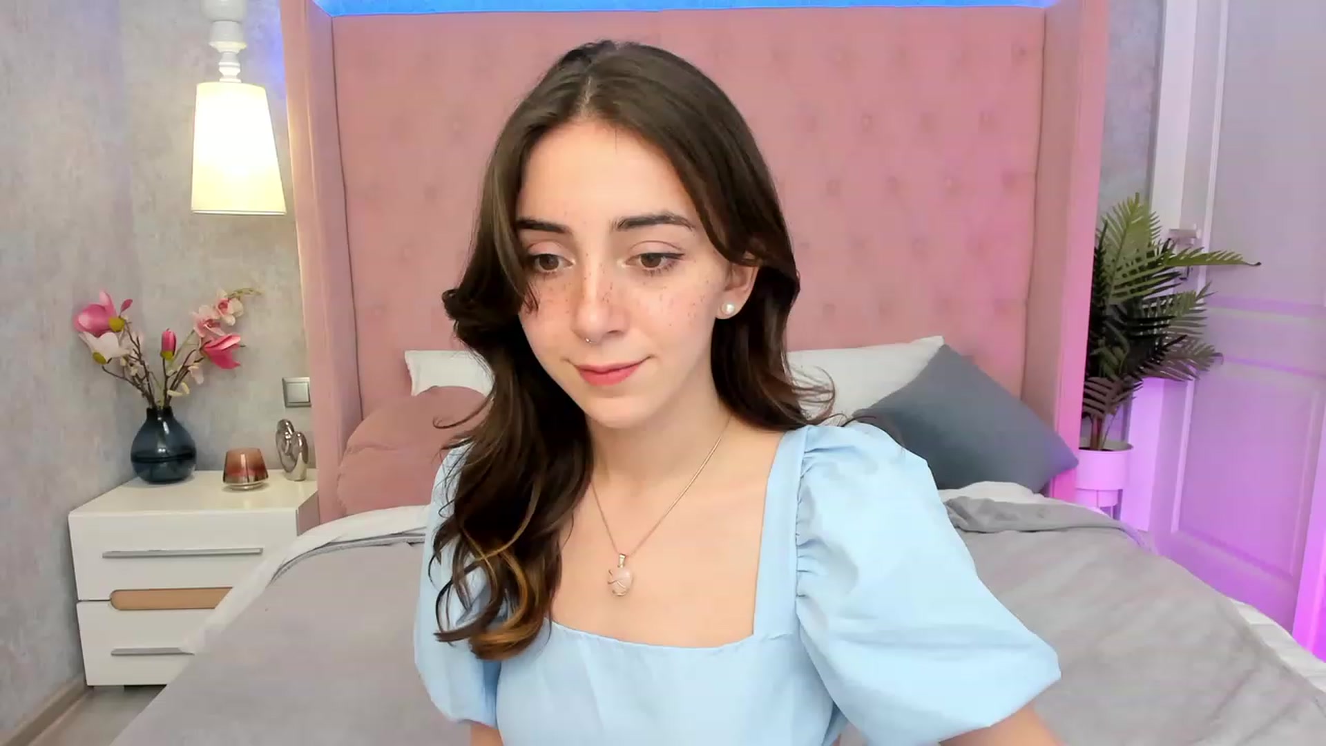 Gallery image thumbnail from ElsaYoung's myfreecams stream on, 03/05/2023, 16:31 image 7 of 20
