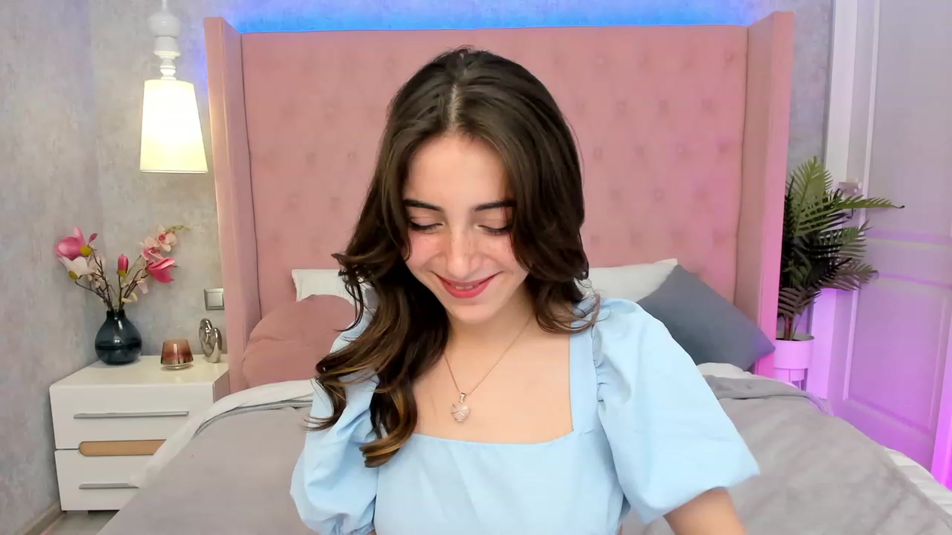 Gallery image thumbnail from ElsaYoung's myfreecams stream on, 03/05/2023, 16:31 image 2 of 20