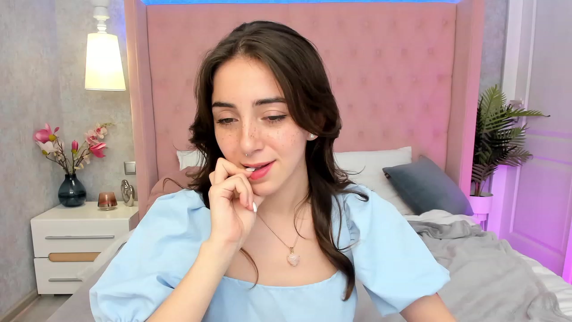 Gallery image thumbnail from ElsaYoung's myfreecams stream on, 03/05/2023, 20:03 image 2 of 20