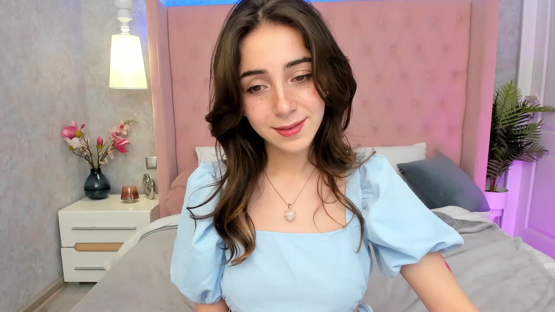 Gallery image thumbnail from ElsaYoung's myfreecams stream on, 03/05/2023, 20:03 image 19 of 20