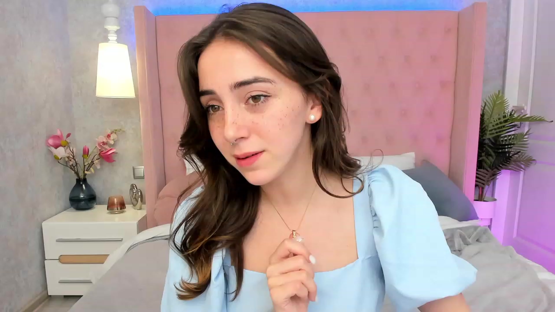 Gallery image thumbnail from ElsaYoung's myfreecams stream on, 03/05/2023, 20:03 image 10 of 20