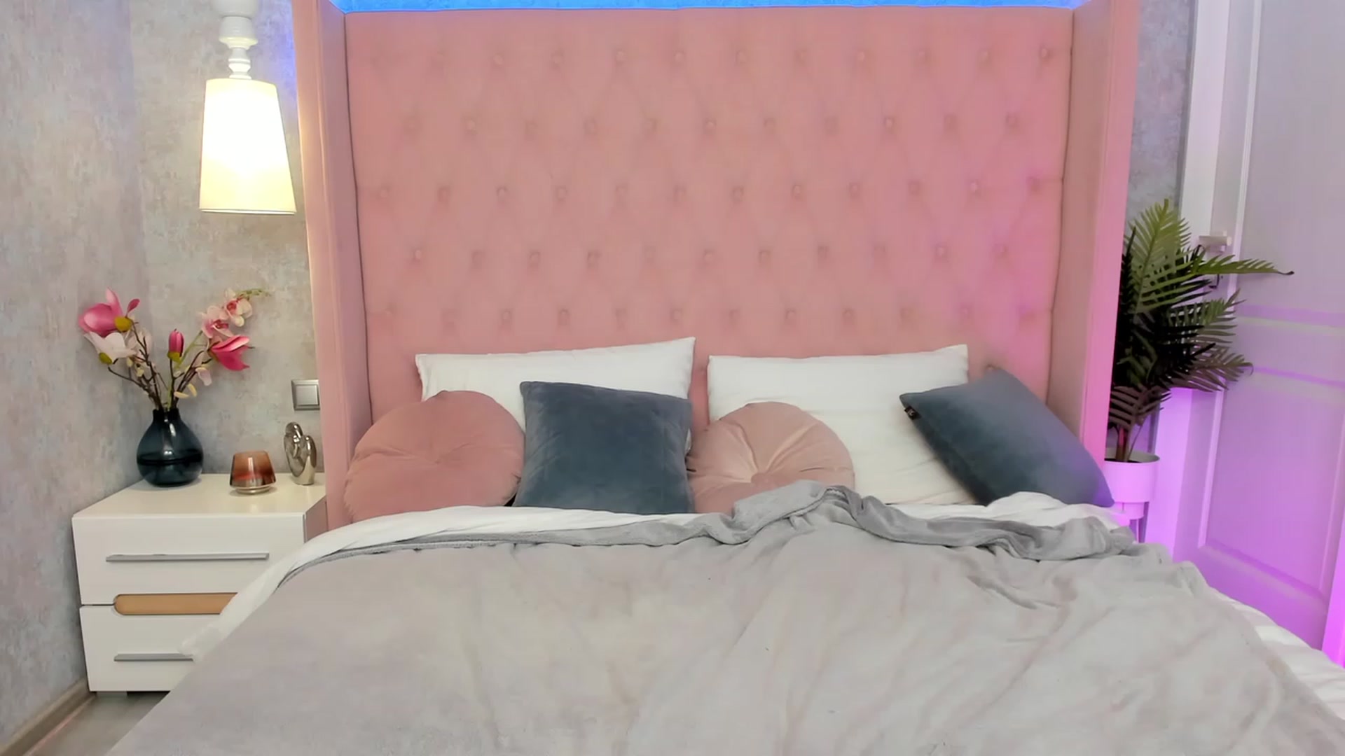 Gallery image thumbnail from ElsaYoung's myfreecams stream on, 03/05/2023, 20:03 image 1 of 20