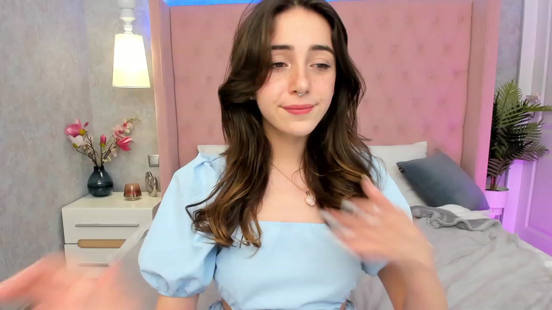 Gallery image thumbnail from ElsaYoung's myfreecams stream on, 03/05/2023, 20:03 image 15 of 20