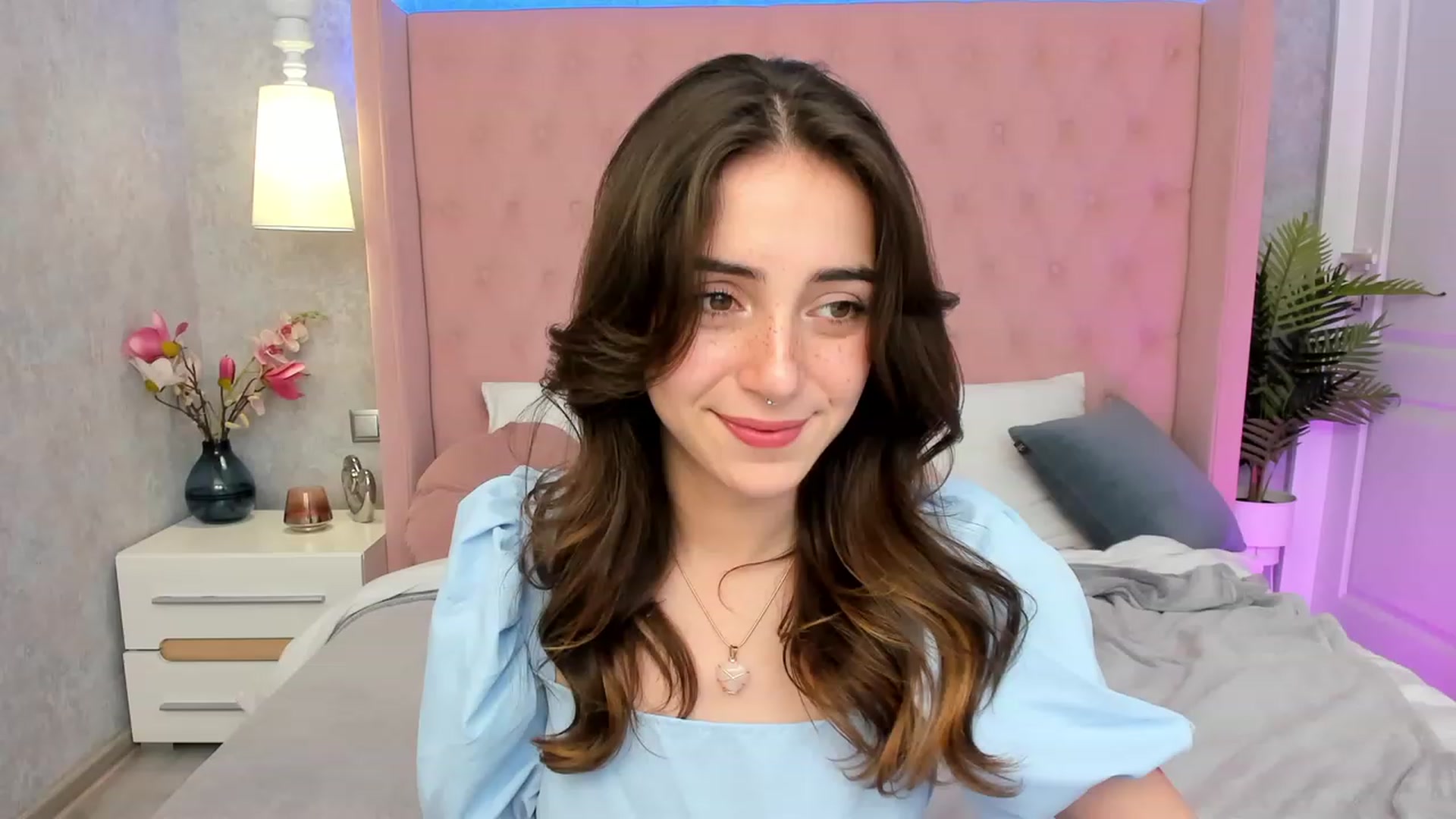 Gallery image thumbnail from ElsaYoung's myfreecams stream on, 03/05/2023, 20:03 image 7 of 20