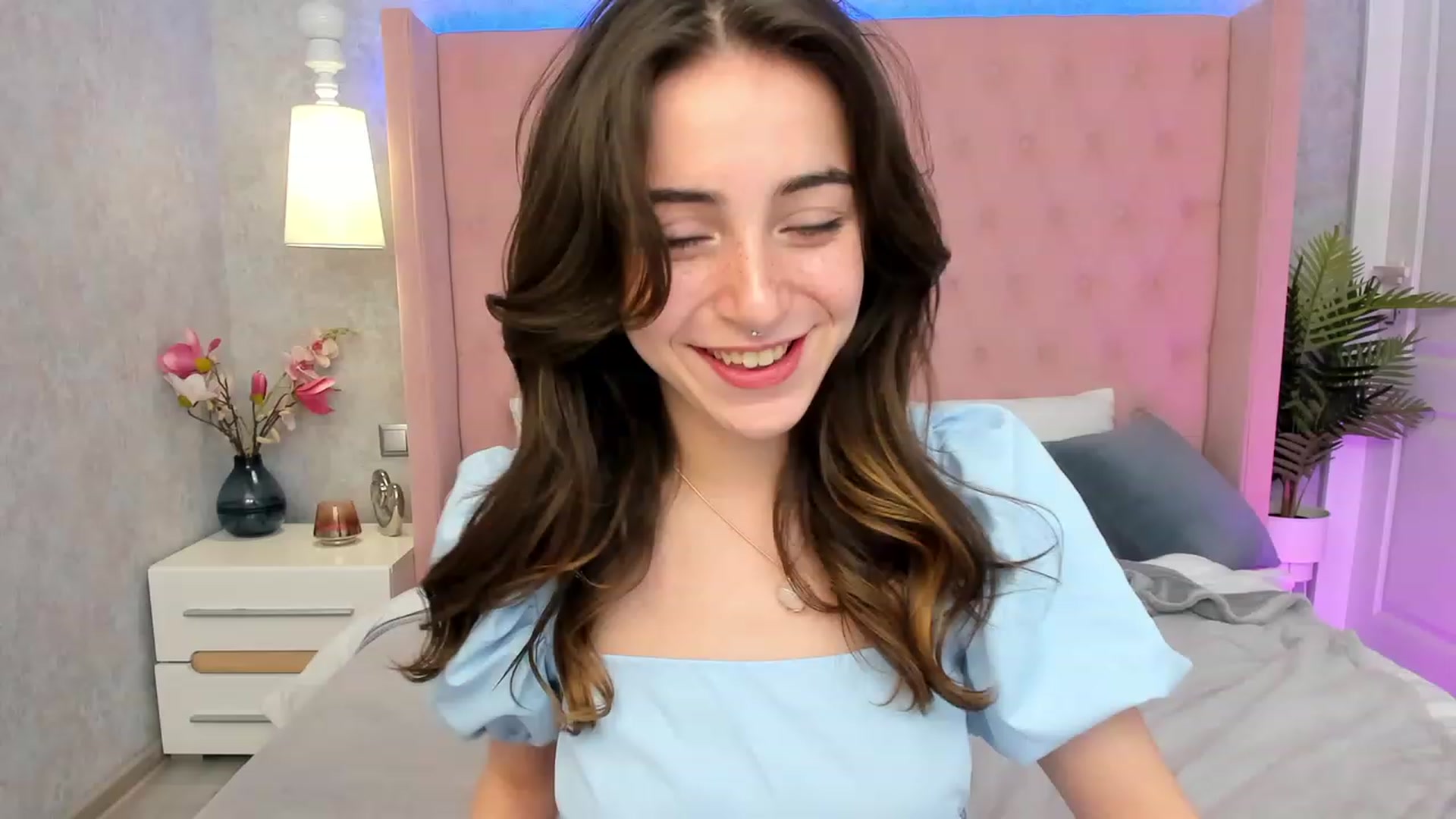 Gallery image thumbnail from ElsaYoung's myfreecams stream on, 03/05/2023, 20:03 image 17 of 20