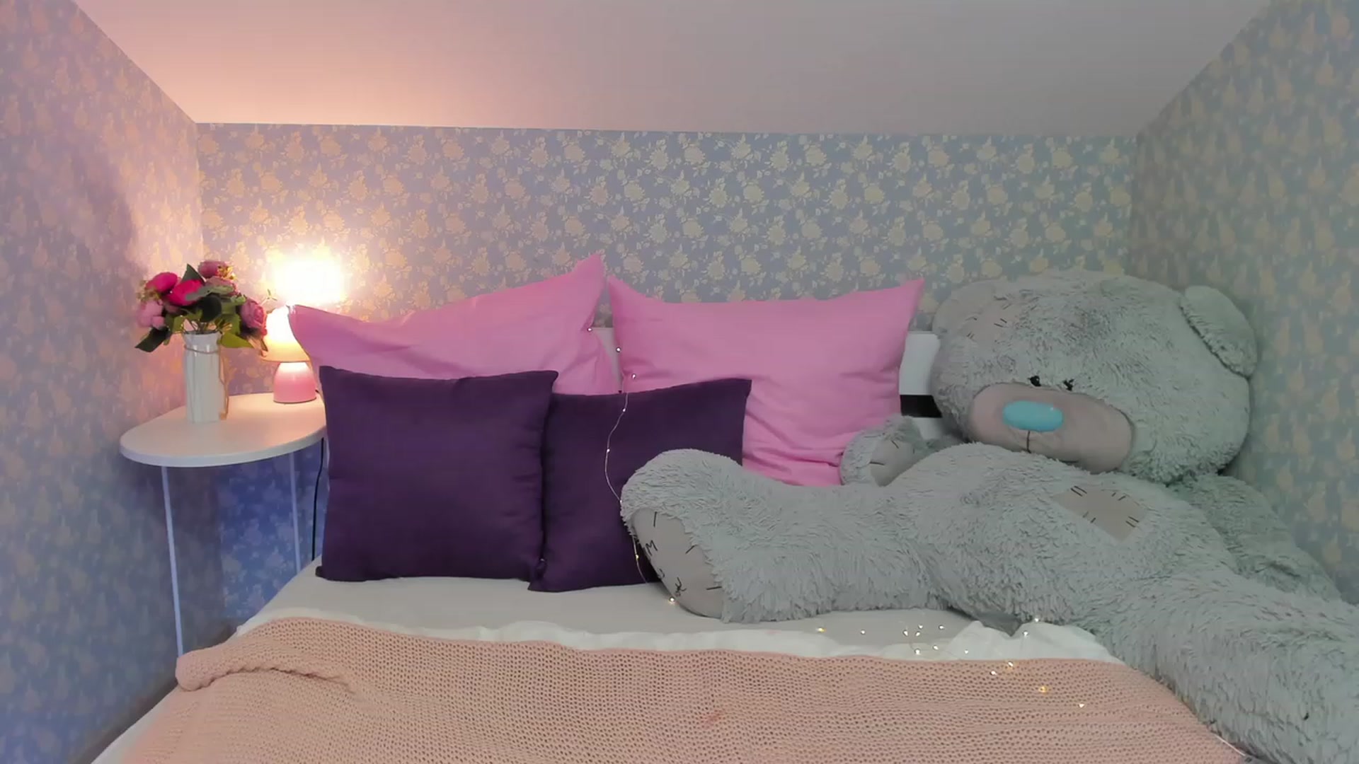 Gallery image thumbnail from ElsaYoung's myfreecams stream on, 03/07/2023, 07:49 image 8 of 20