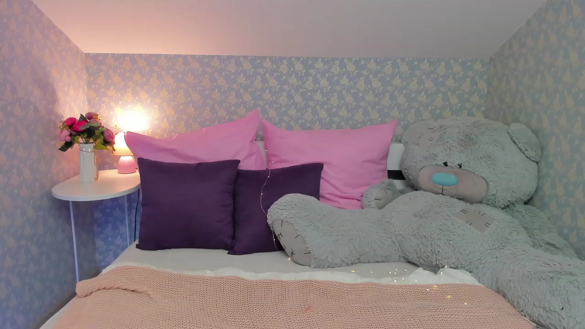 Gallery image thumbnail from ElsaYoung's myfreecams stream on, 03/07/2023, 07:49 image 10 of 20