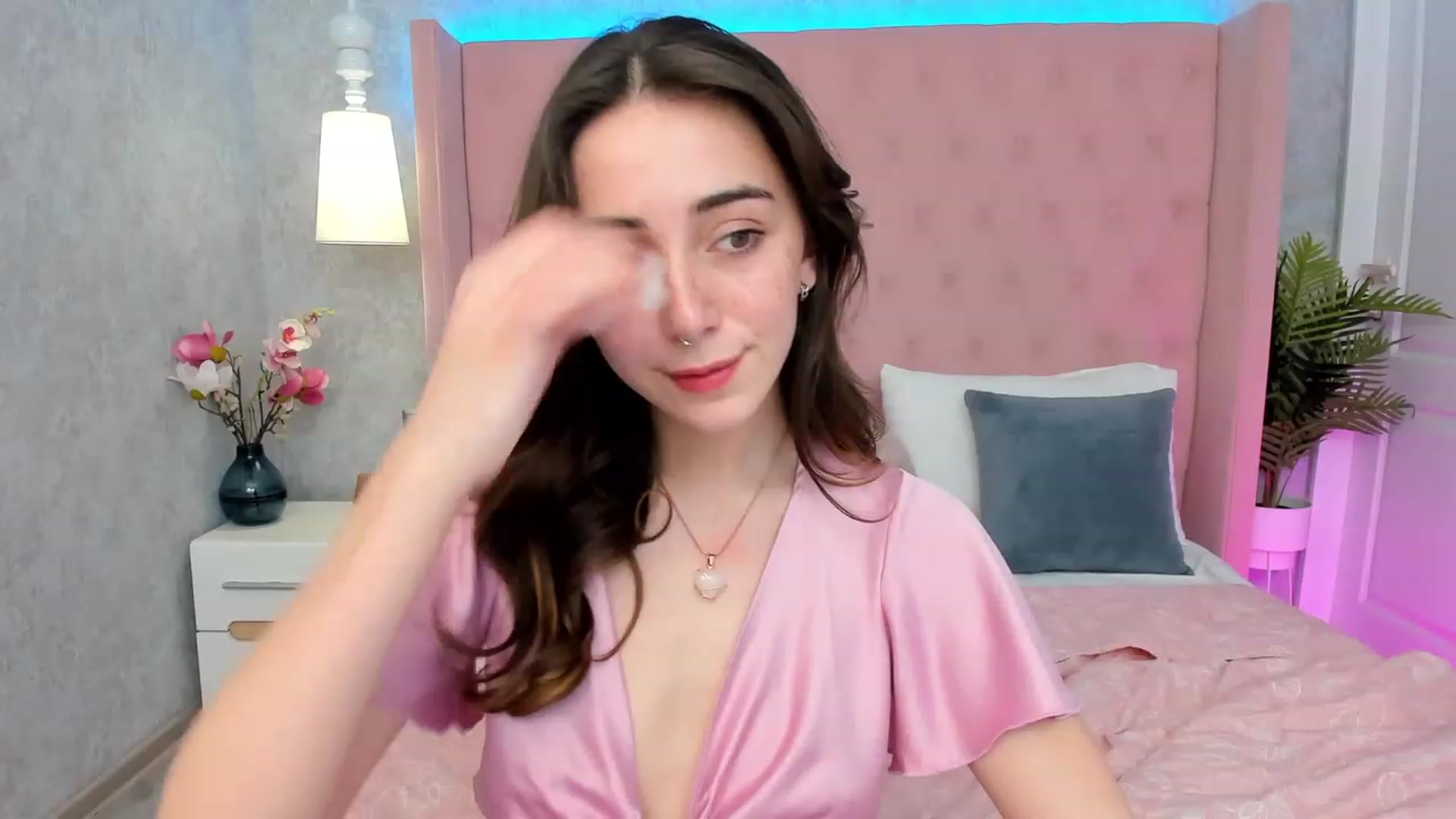 Gallery image thumbnail from ElsaYoung's myfreecams stream on, 03/08/2023, 14:24 image 17 of 20
