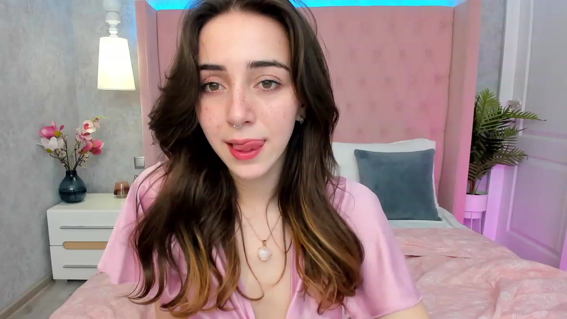 Gallery image thumbnail from ElsaYoung's myfreecams stream on, 03/08/2023, 15:32 image 14 of 20