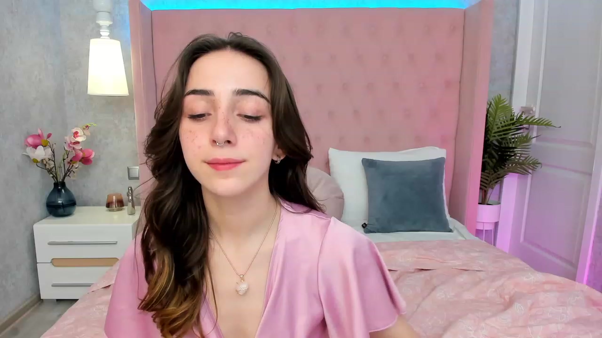 Gallery image thumbnail from ElsaYoung's myfreecams stream on, 03/08/2023, 15:32 image 18 of 20