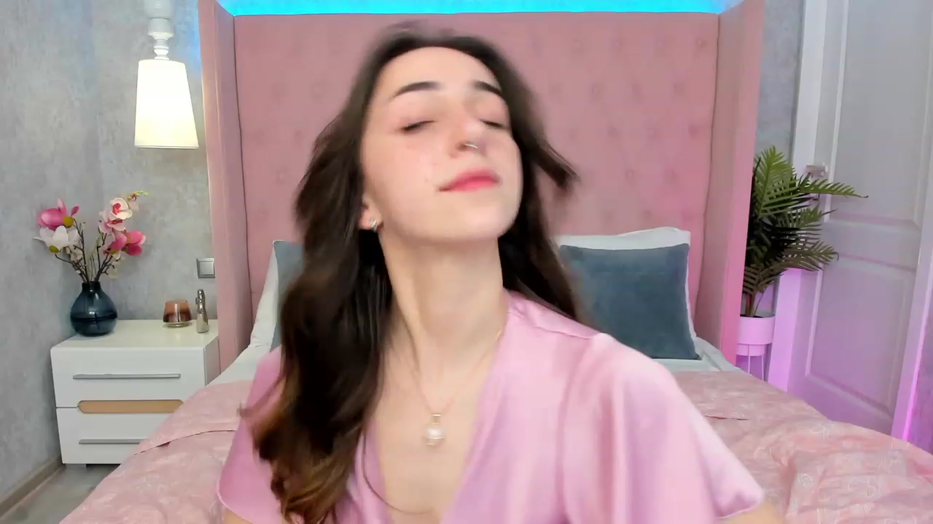 Gallery image thumbnail from ElsaYoung's myfreecams stream on, 03/08/2023, 15:32 image 15 of 20
