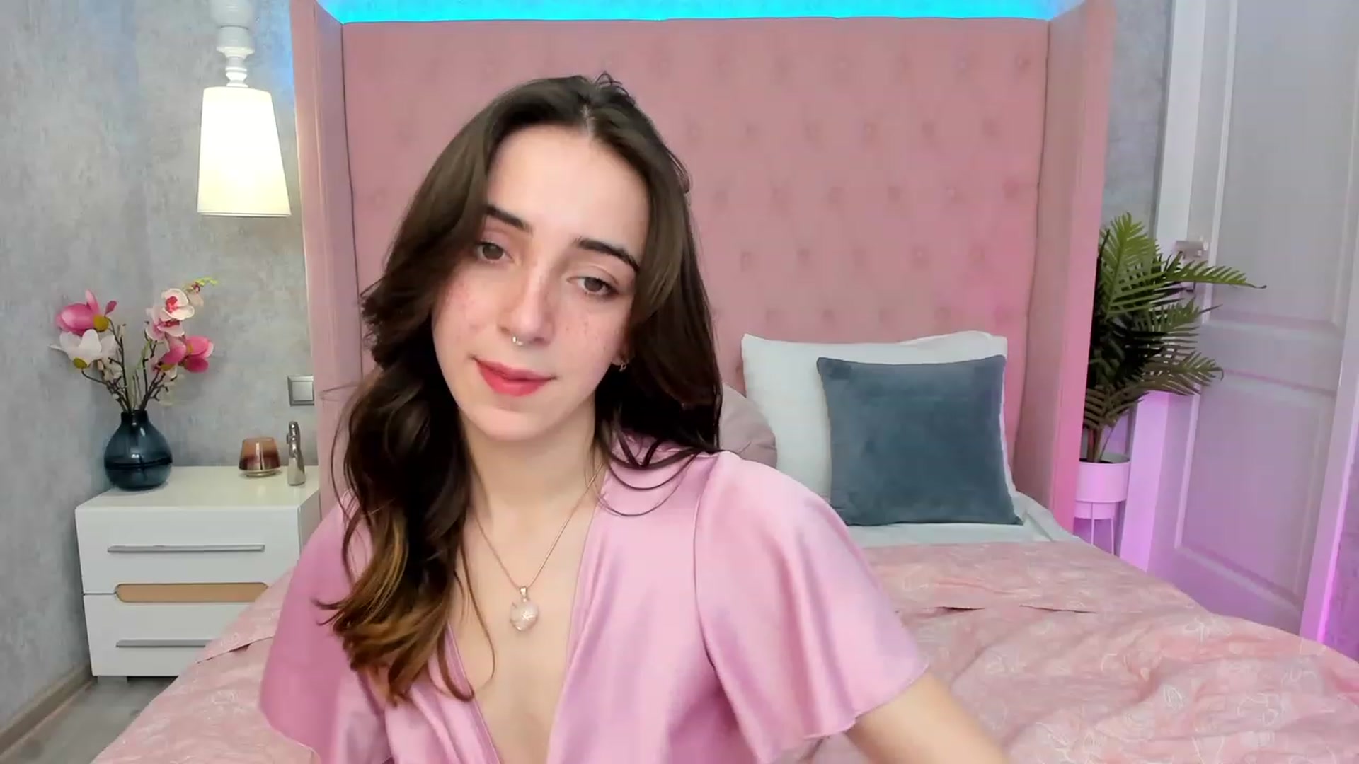 Gallery image thumbnail from ElsaYoung's myfreecams stream on, 03/08/2023, 15:32 image 19 of 20