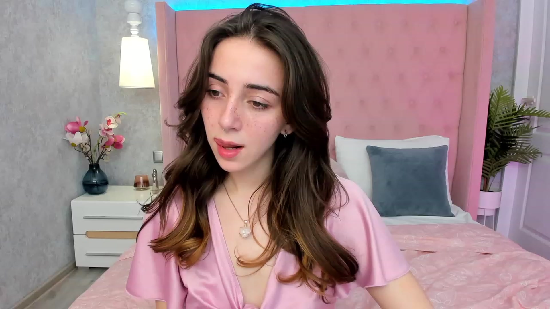 Gallery image thumbnail from ElsaYoung's myfreecams stream on, 03/08/2023, 15:32 image 1 of 20