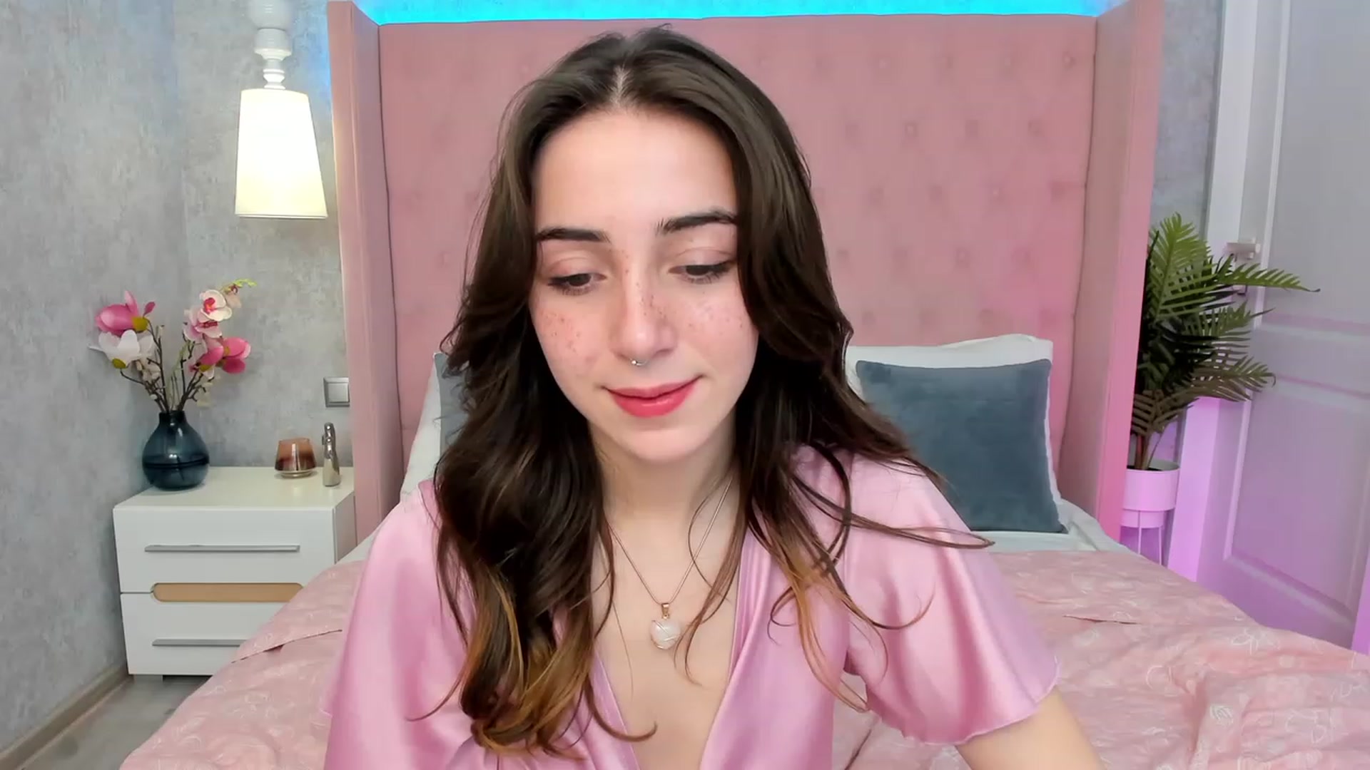 Gallery image thumbnail from ElsaYoung's myfreecams stream on, 03/08/2023, 15:32 image 11 of 20