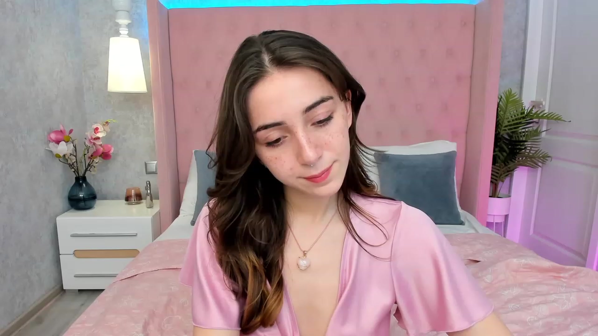 Gallery image thumbnail from ElsaYoung's myfreecams stream on, 03/08/2023, 17:08 image 17 of 20
