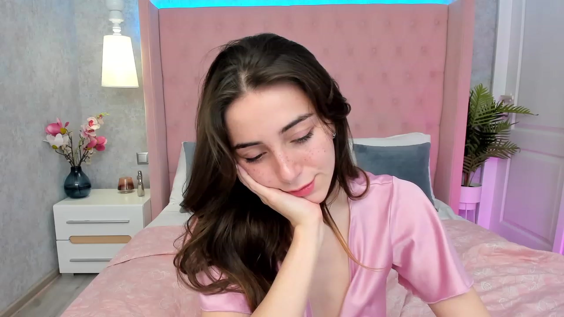 Gallery image thumbnail from ElsaYoung's myfreecams stream on, 03/08/2023, 17:08 image 13 of 20