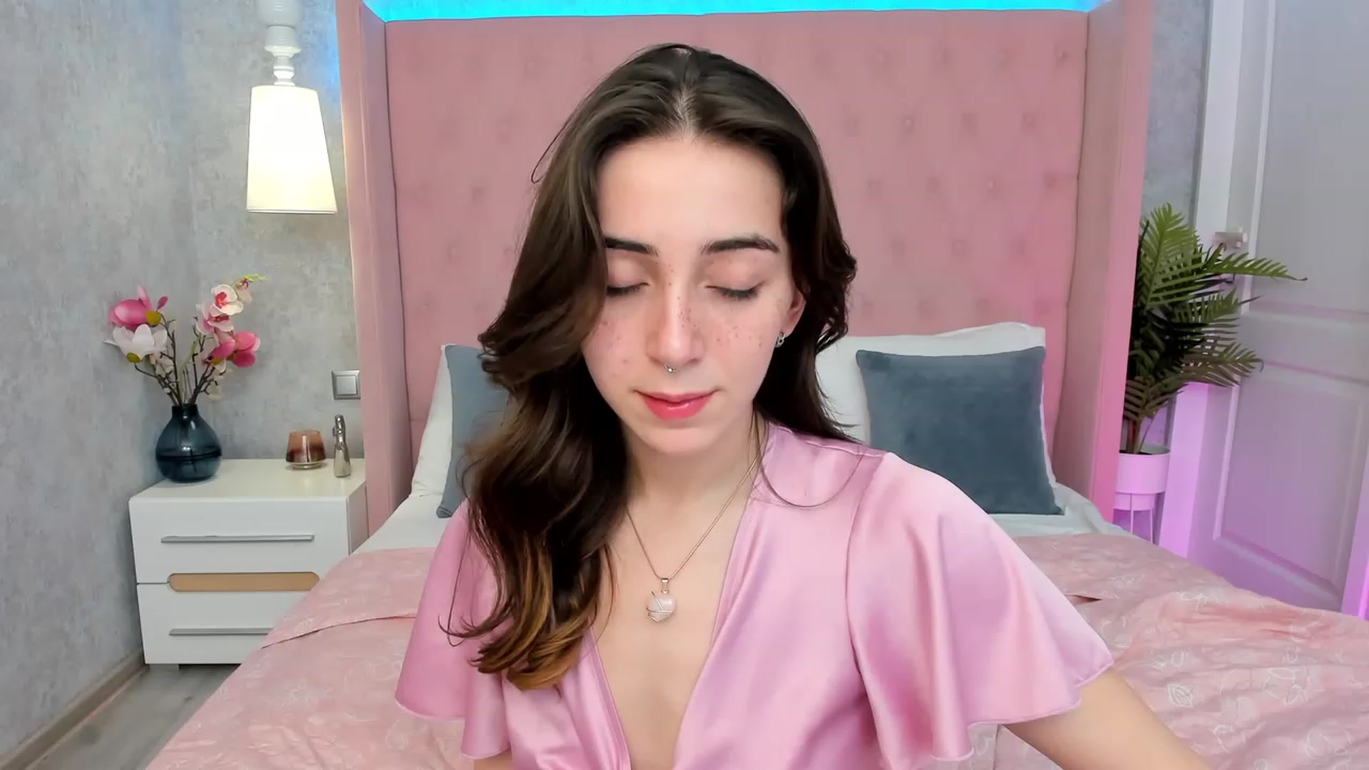 Gallery image thumbnail from ElsaYoung's myfreecams stream on, 03/08/2023, 17:08 image 8 of 20