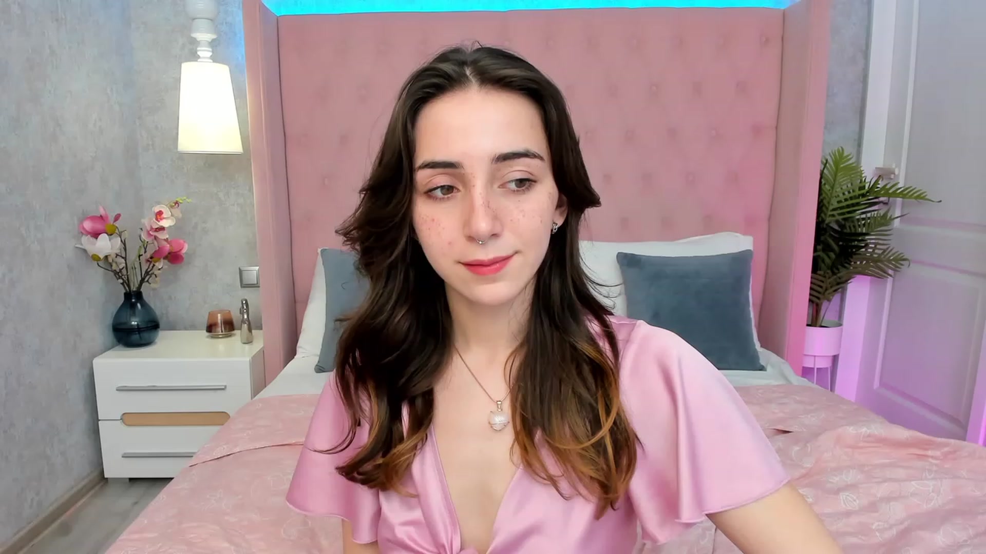Gallery image thumbnail from ElsaYoung's myfreecams stream on, 03/08/2023, 17:08 image 2 of 20