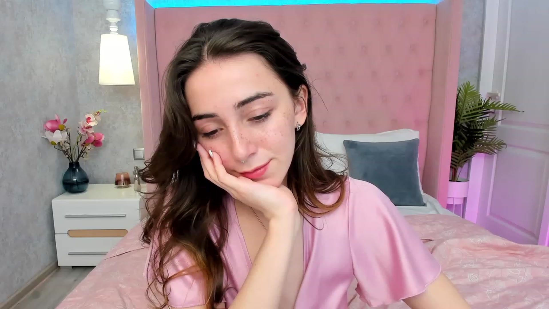 Gallery image thumbnail from ElsaYoung's myfreecams stream on, 03/08/2023, 17:08 image 19 of 20