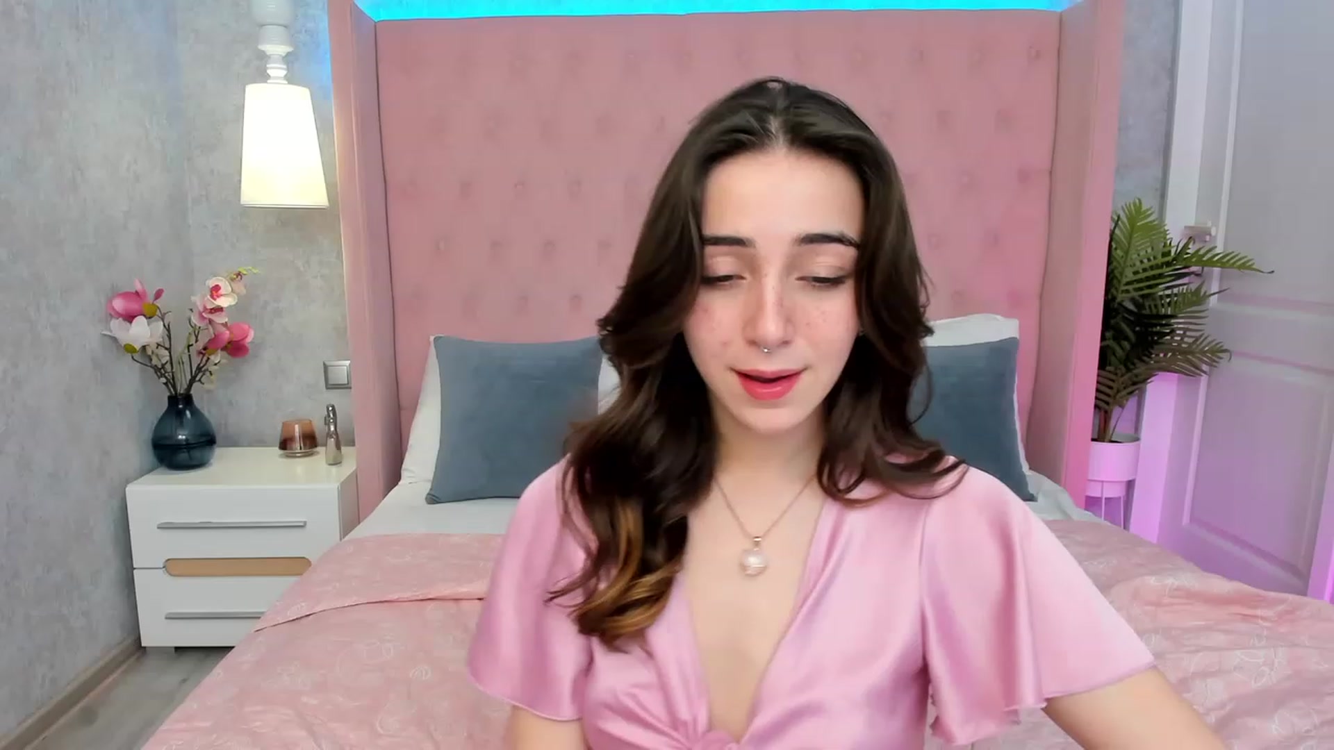 Gallery image thumbnail from ElsaYoung's myfreecams stream on, 03/08/2023, 17:08 image 7 of 20